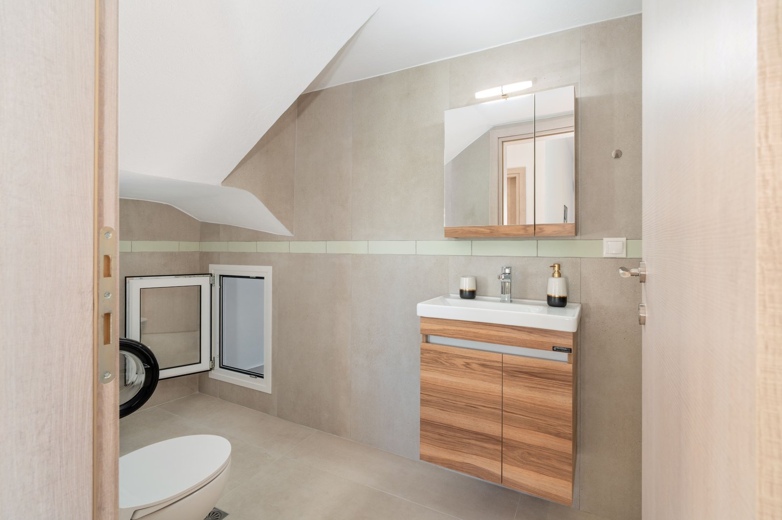 Apartment with Balcony & City View - View 3
