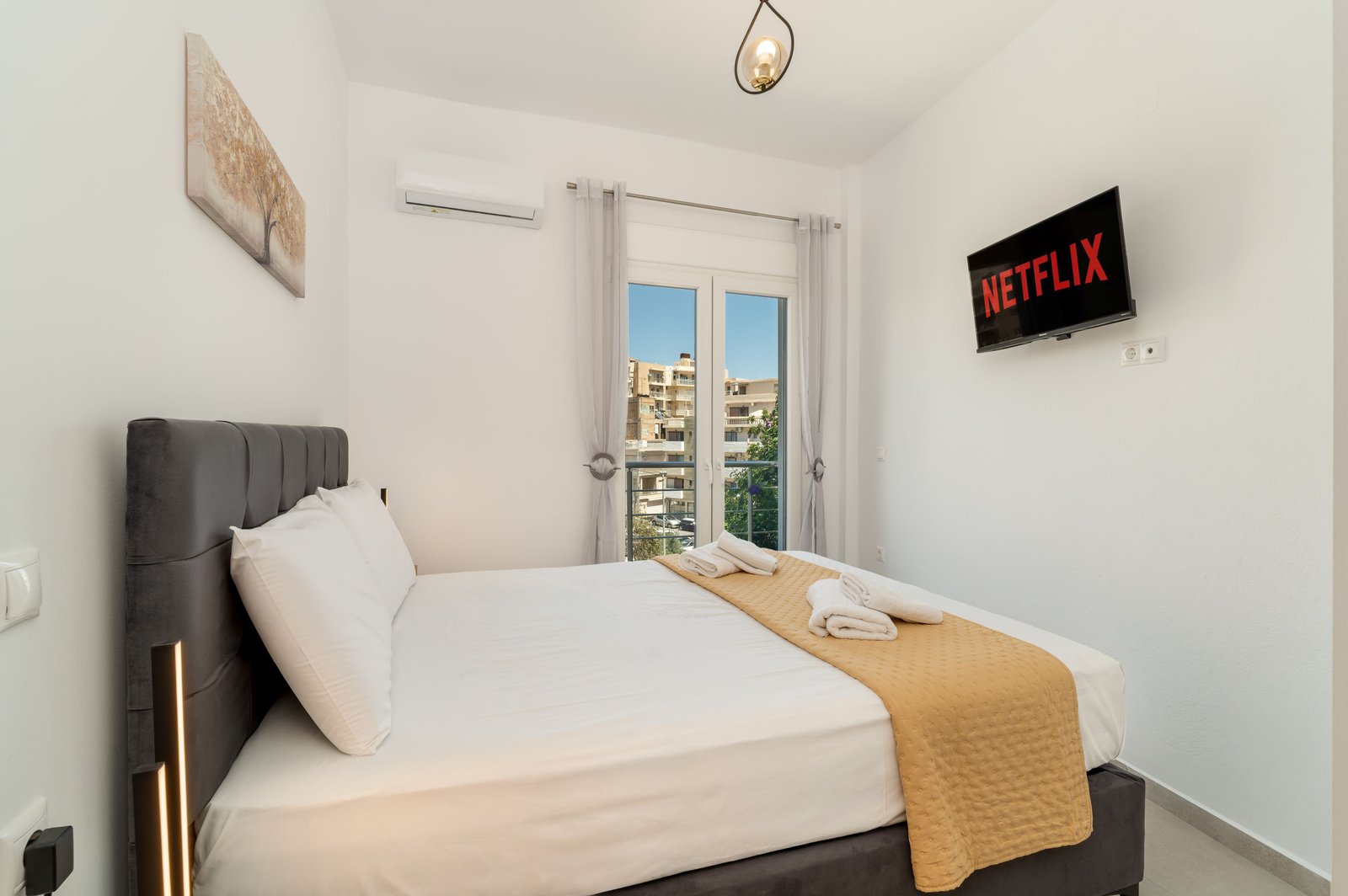 Apartment with Balcony & City View - View 2